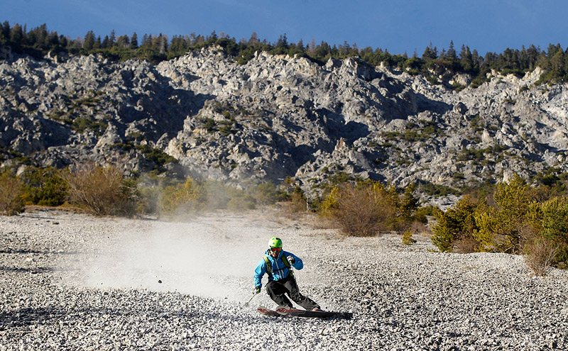 Rock skiing. На лыжах по камням. Кататься с горы по траве. Спорт катания с извилистой горы. Ski down a Mountain funny.